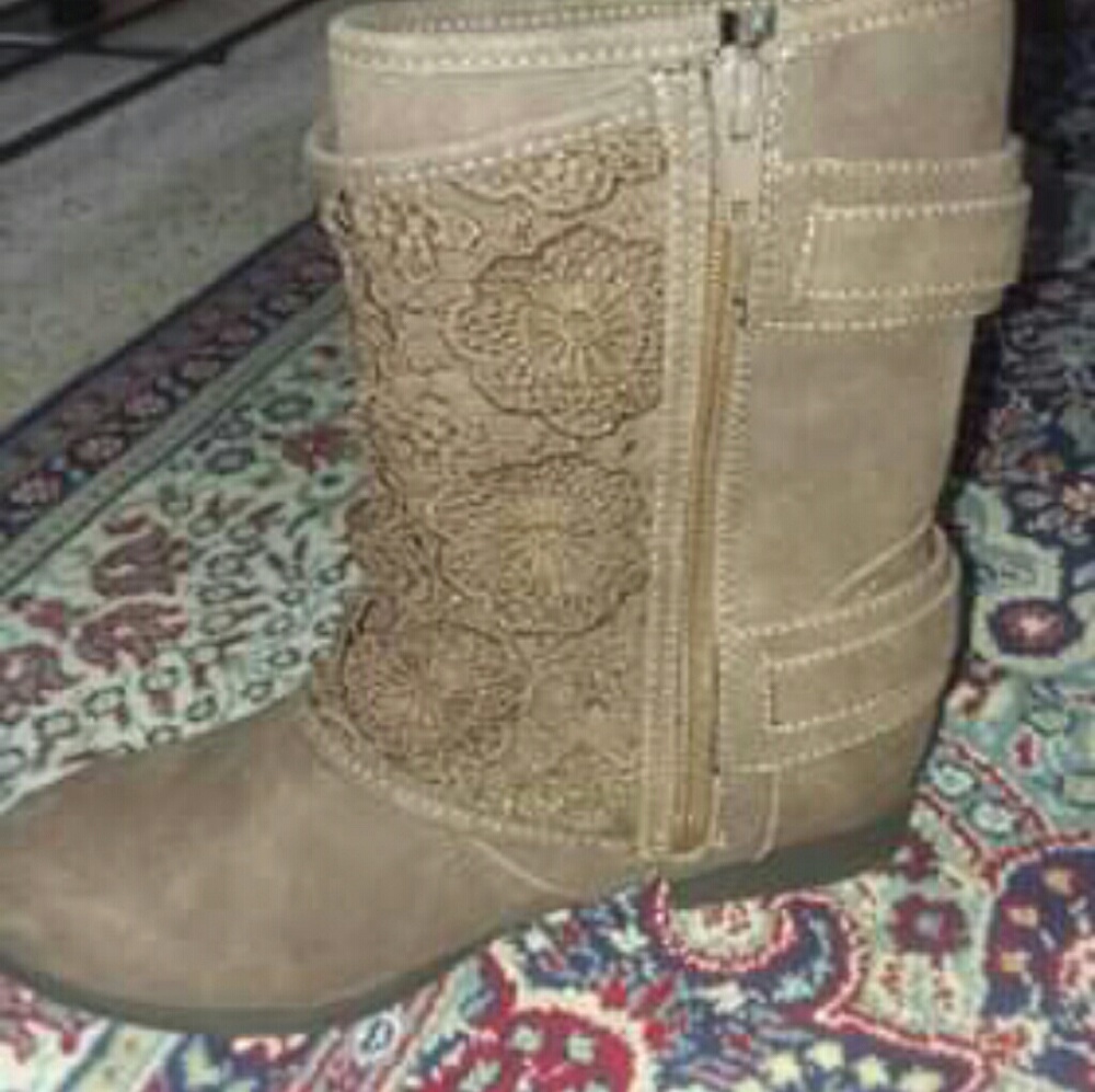 Vanity Suede Boots Size 6